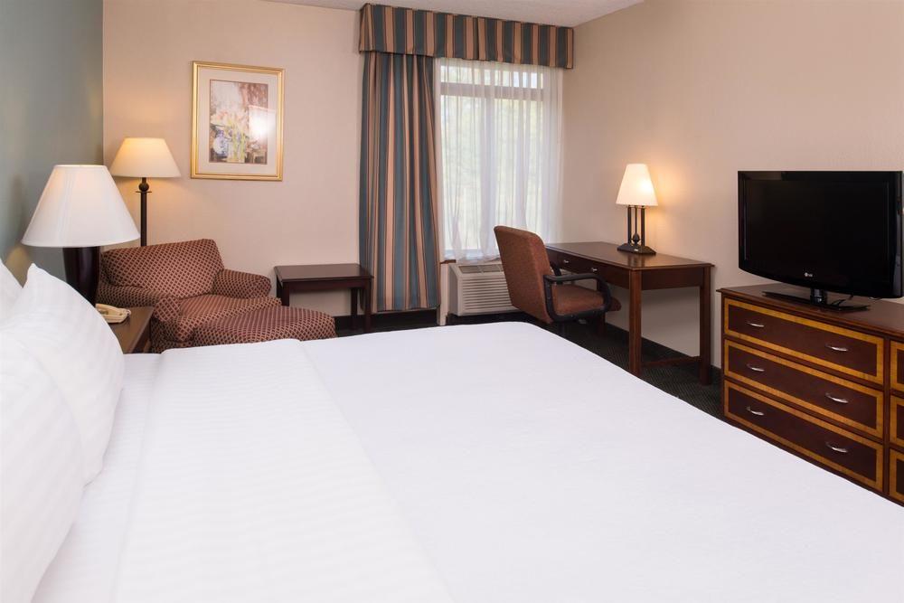 Ramada Plaza Rochester Airport Eksteriør billede