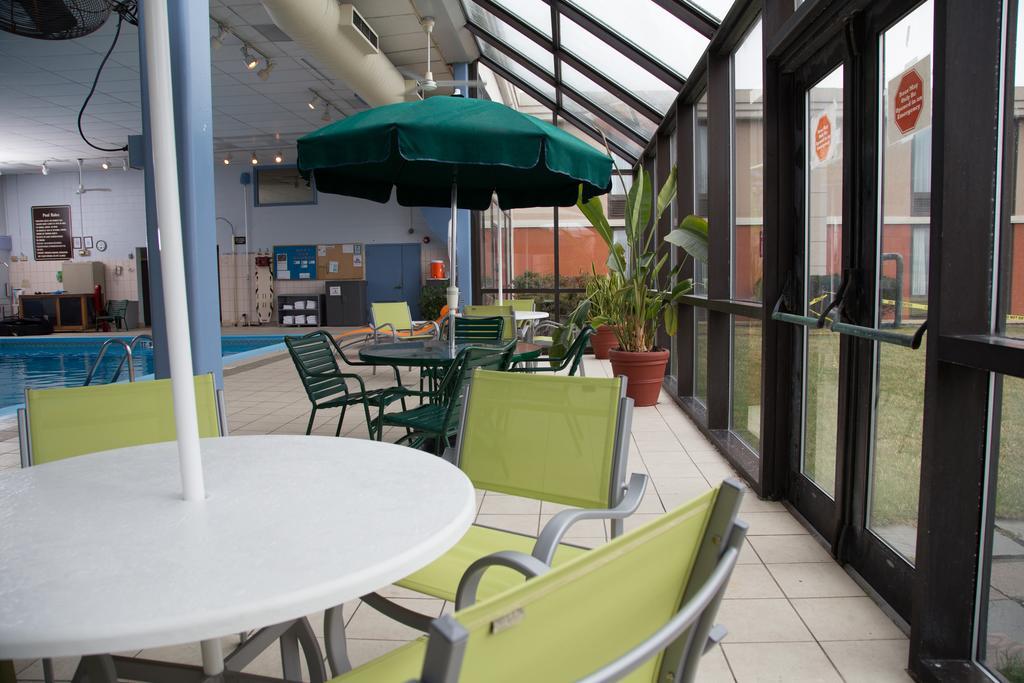 Ramada Plaza Rochester Airport Eksteriør billede