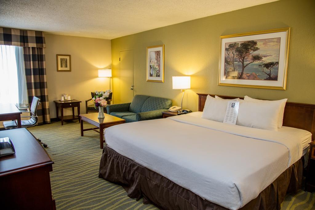 Ramada Plaza Rochester Airport Eksteriør billede