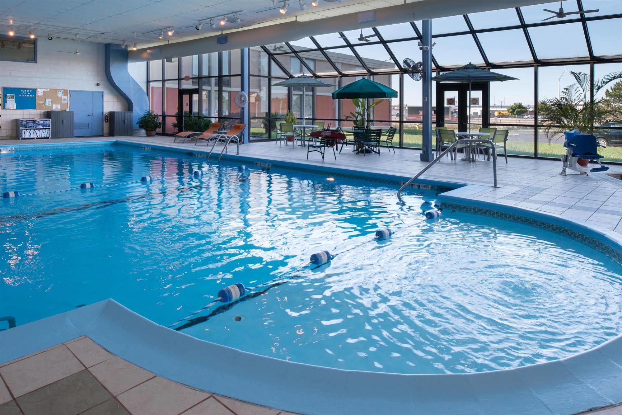 Ramada Plaza Rochester Airport Eksteriør billede
